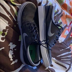 Nike janoski gray shoes size 5y